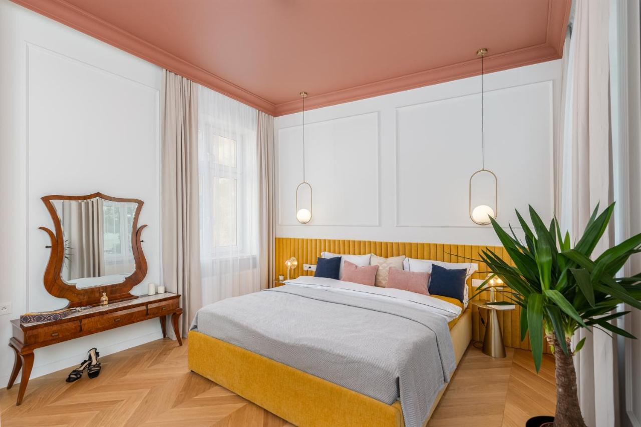 Premium In Parisian Style In The Heart Of Old Apartment