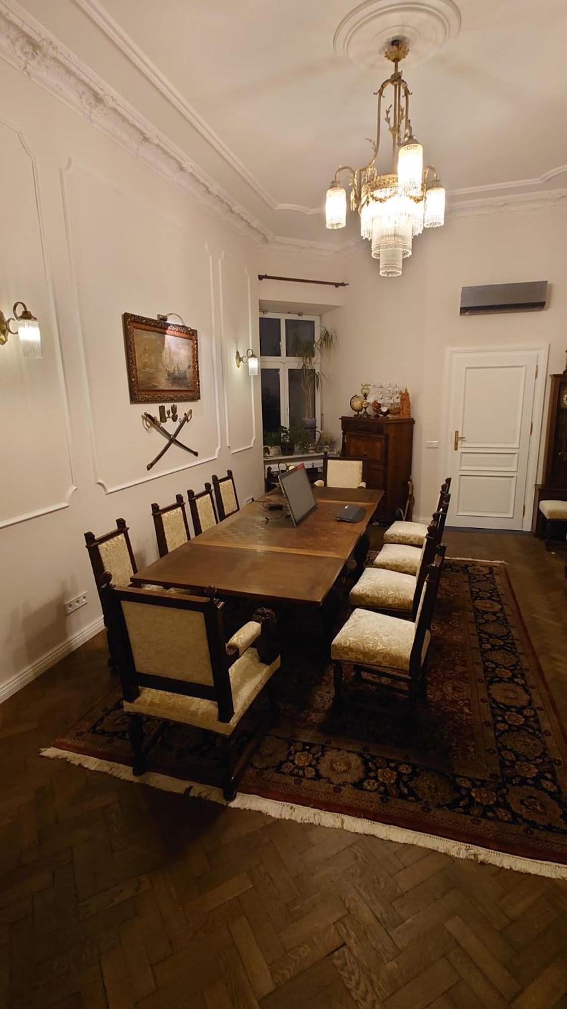Premium In Parisian Style In The Heart Of Old Apartament