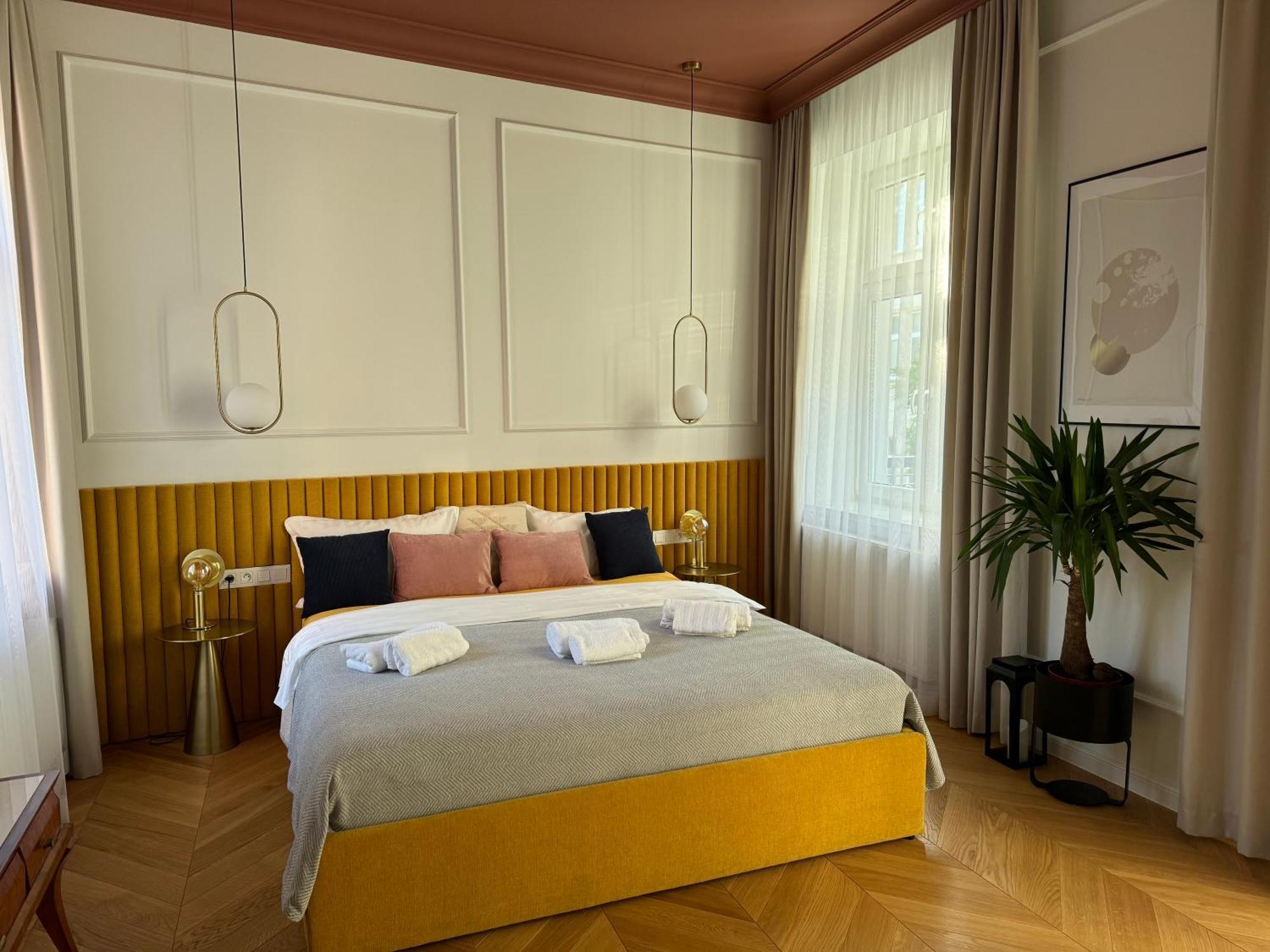 Premium In Parisian Style In The Heart Of Old Apartament *